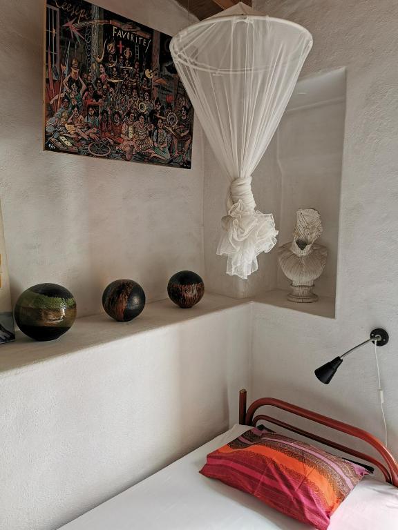 a room with a bed with a lamp and vases at Hostel Argonauta in Óbidos