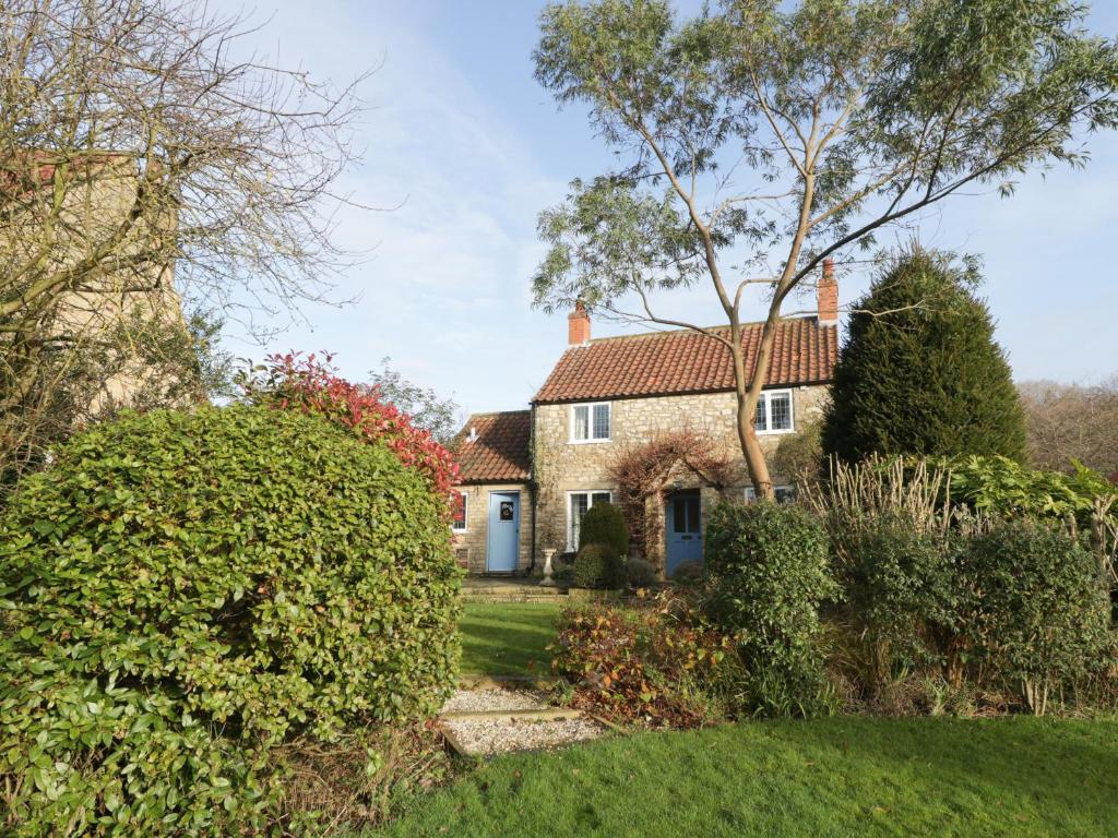 an exterior view of a house at Howe Green Cottage in York