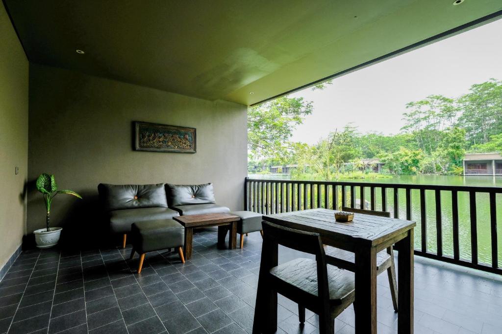 Balkón nebo terasa v ubytování The Westlake Hotel & Resort Yogyakarta