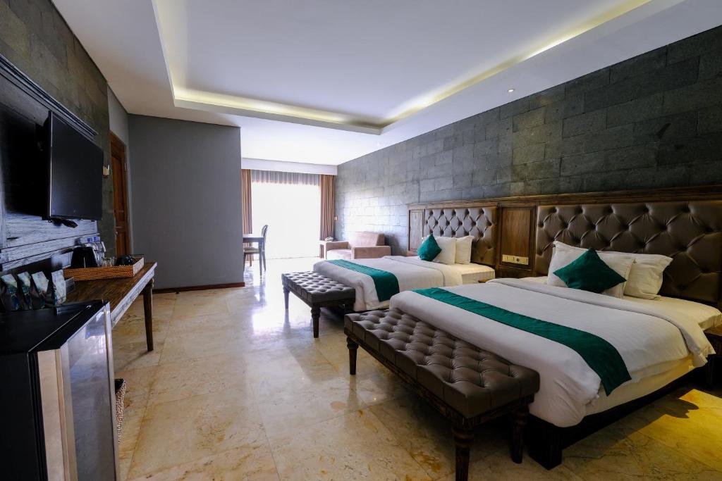Postel nebo postele na pokoji v ubytování The Westlake Hotel & Resort Yogyakarta