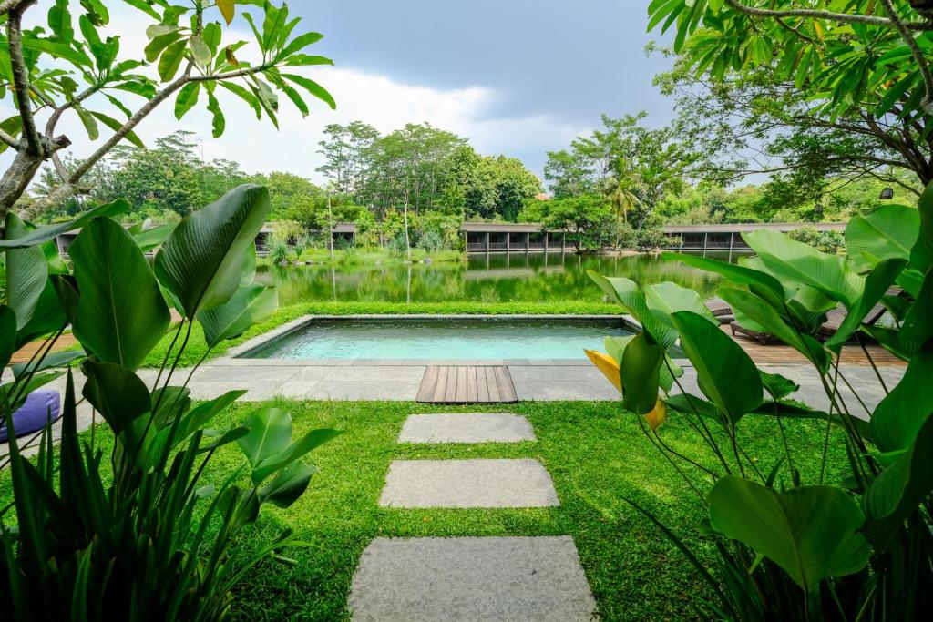 Bazén v ubytování The Westlake Hotel & Resort Yogyakarta nebo v jeho okolí