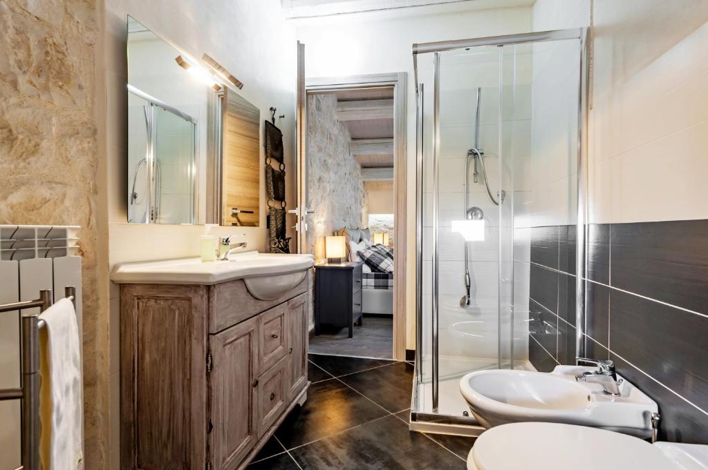 łazienka z 2 umywalkami i prysznicem w obiekcie Villa Antica Aia Relax w mieście Scicli