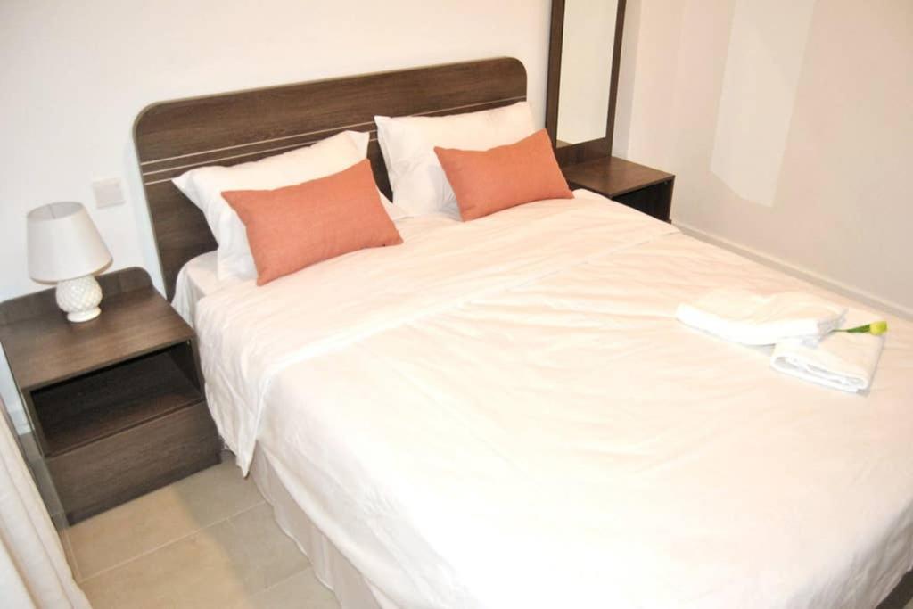 Een bed of bedden in een kamer bij One bedroom Apt Ebene Square Urban Living