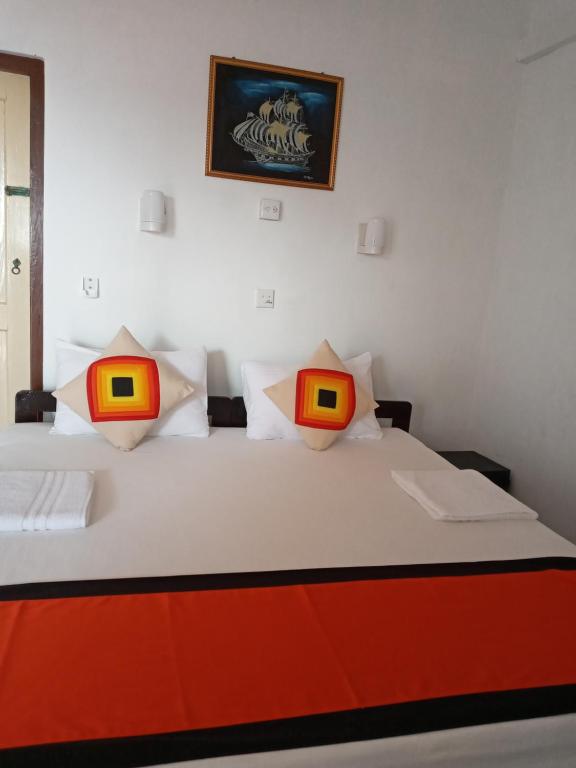 Katil atau katil-katil dalam bilik di New SeaSide Inn Hikkaduwa