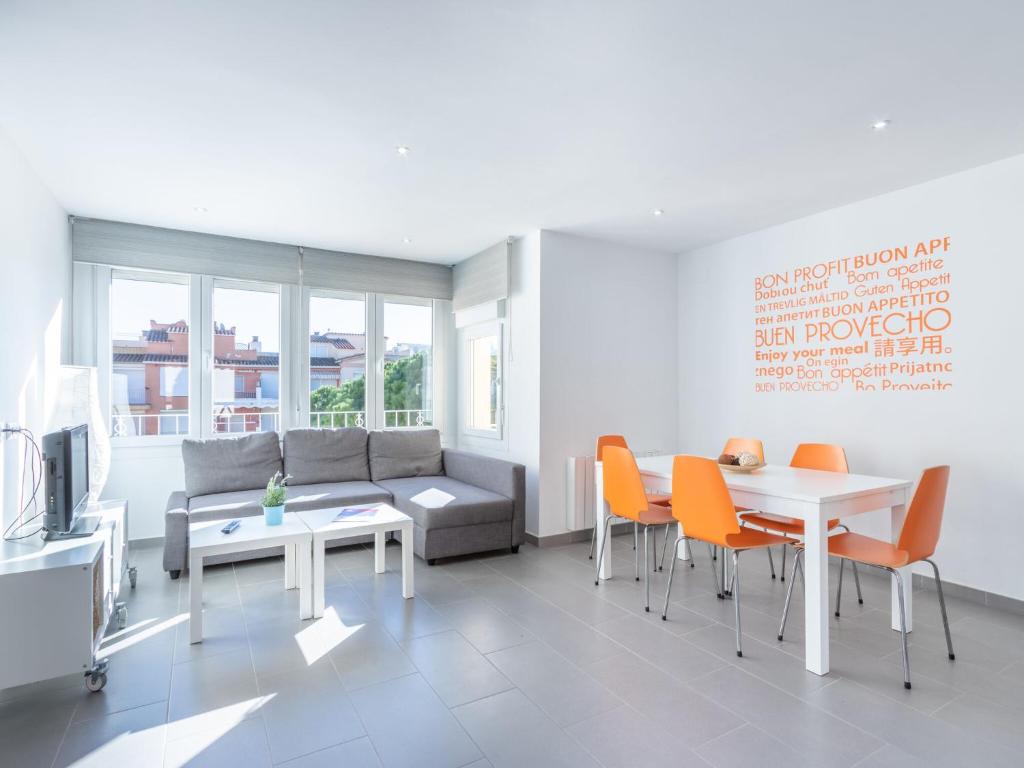 Sunny Apartment in Empuriabrava with Terrace, Empuriabrava ...
