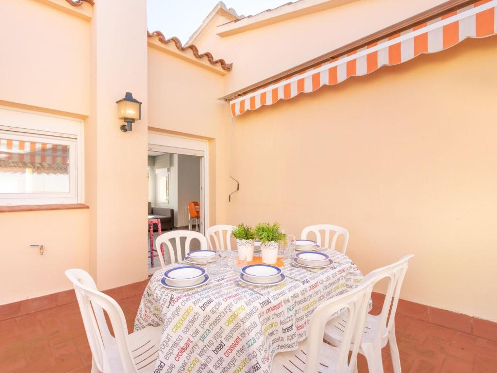 Sunny Apartment in Empuriabrava with Terrace, Empuriabrava ...