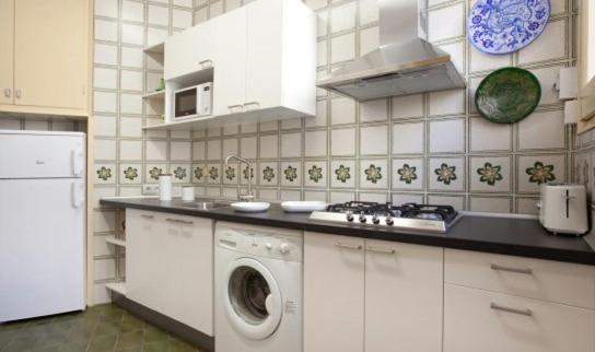 A kitchen or kitchenette at Piso Zona Plaza España, junto a Montjuic,
