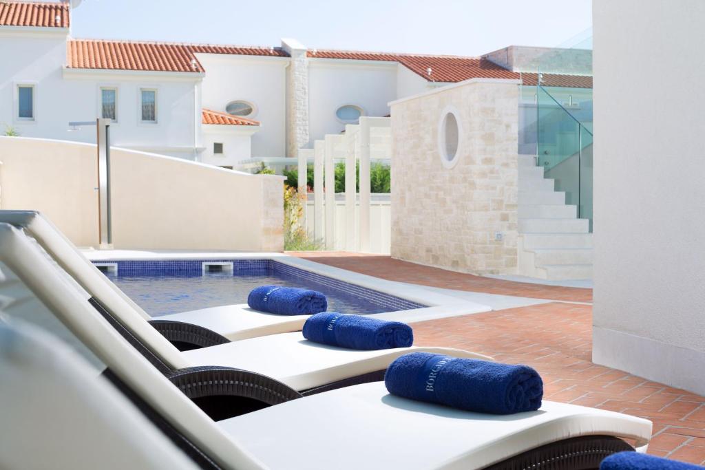 Bazén v ubytování Villa Sylvia by HMZ Villas nebo v jeho okolí