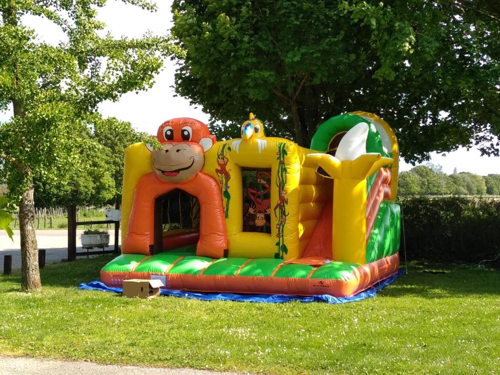 Herní místnost nebo prostor pro děti v ubytování Camping des eydoches - 3 étoiles