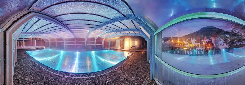 Bazén v ubytovaní Chalet Ferienhaus Hubertus alebo v jeho blízkosti