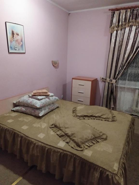 A bed or beds in a room at Готель Турист