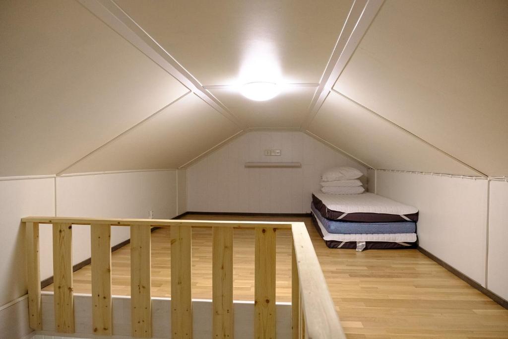 ピュハトゥントゥリにあるLucky Ranch cabin 4のベッド1台と天井の照明が備わる客室です。