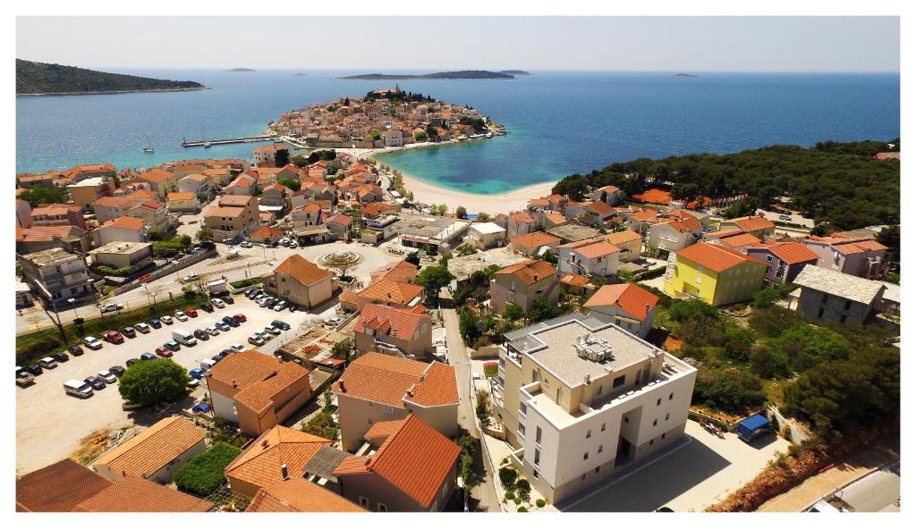 una vista aérea de una ciudad con playa en Royal Apartments, en Primošten