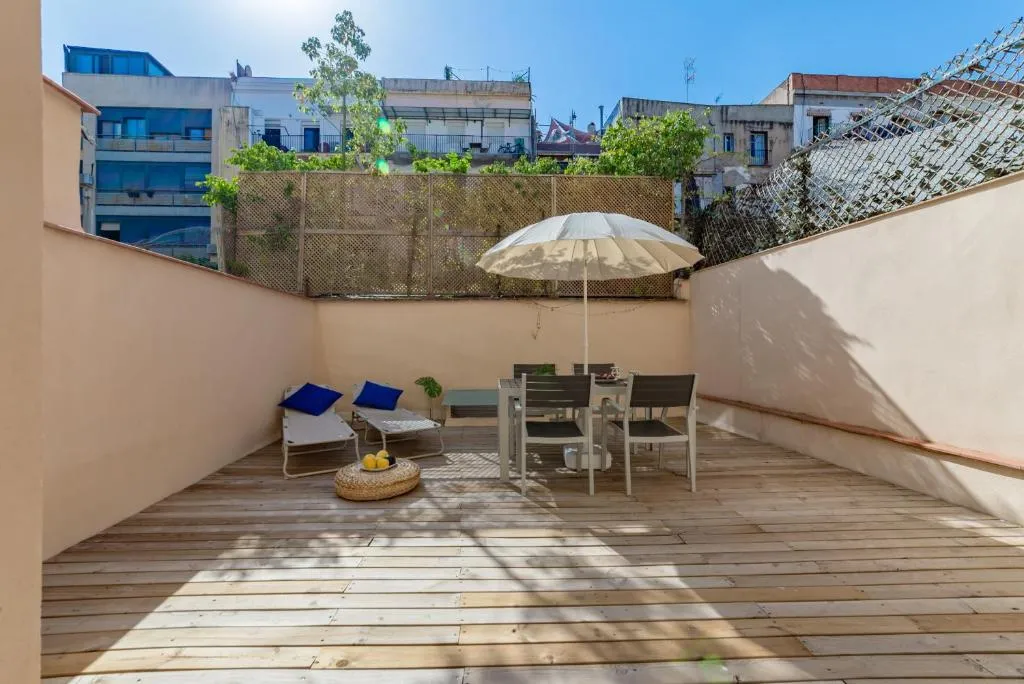 Amazing apartment by Ramblas with inner terrace, Barcelona, Spania