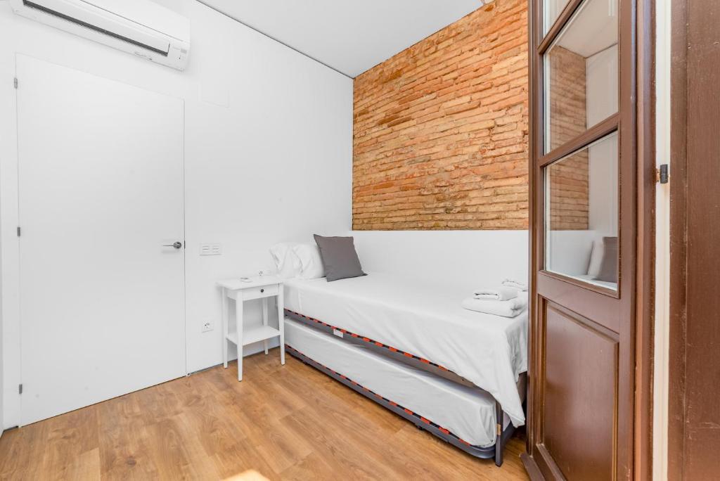 Postel nebo postele na pokoji v ubytování Sant Pau Ramblas Apartments Serennia