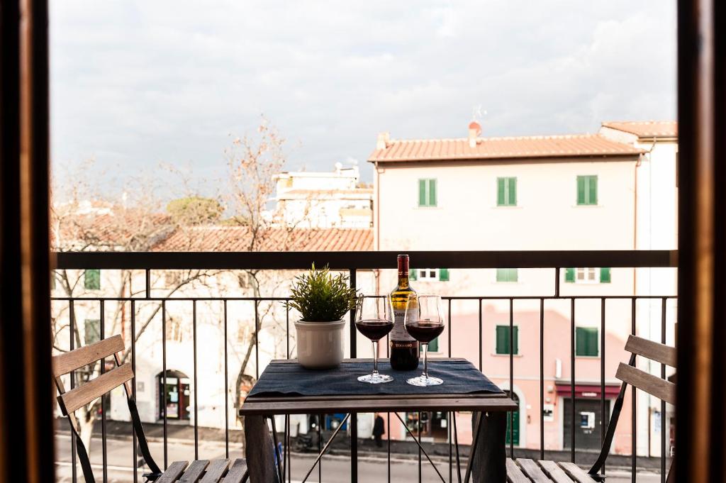Balkón alebo terasa v ubytovaní Hostly - Light and Wood near the Tower - 100sqm, 6 pax, 2 Bedrooms, Town Center