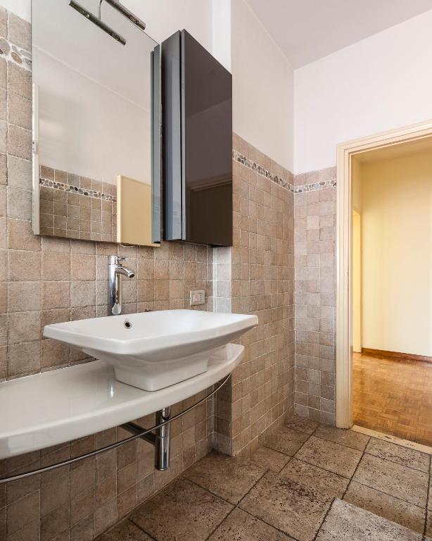 Kúpeľňa v ubytovaní Hostly - Light and Wood near the Tower - 100sqm, 6 pax, 2 Bedrooms, Town Center