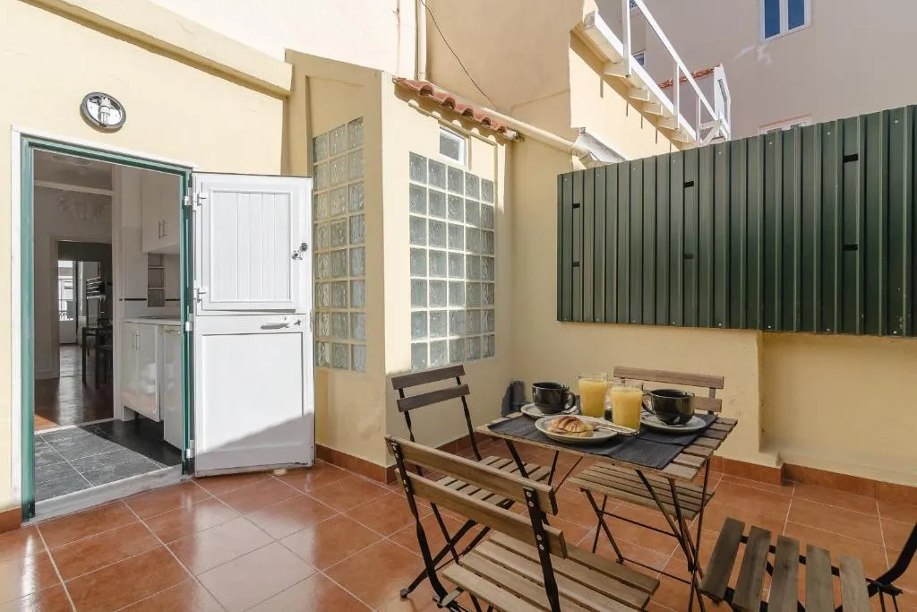 Lapa Meio - apt. with terrace between Estrela and Santos quarters, Lisabona, Portugalia