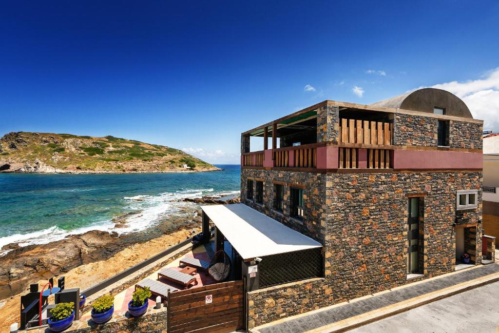 um edifício na praia junto ao oceano em Villa Menelaos em Móchlos