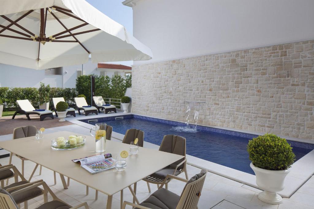 Bazén v ubytování Villa Frida by HMZ Villas nebo v jeho okolí