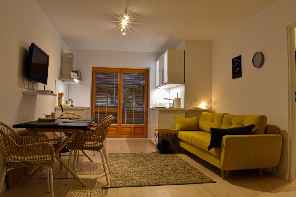 Televízia a/alebo spoločenská miestnosť v ubytovaní Apartament U PIRATA