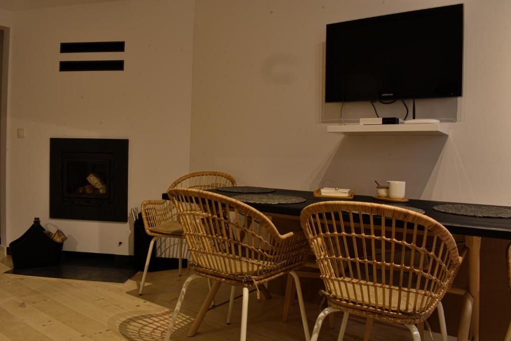 Televízia a/alebo spoločenská miestnosť v ubytovaní Apartament U PIRATA