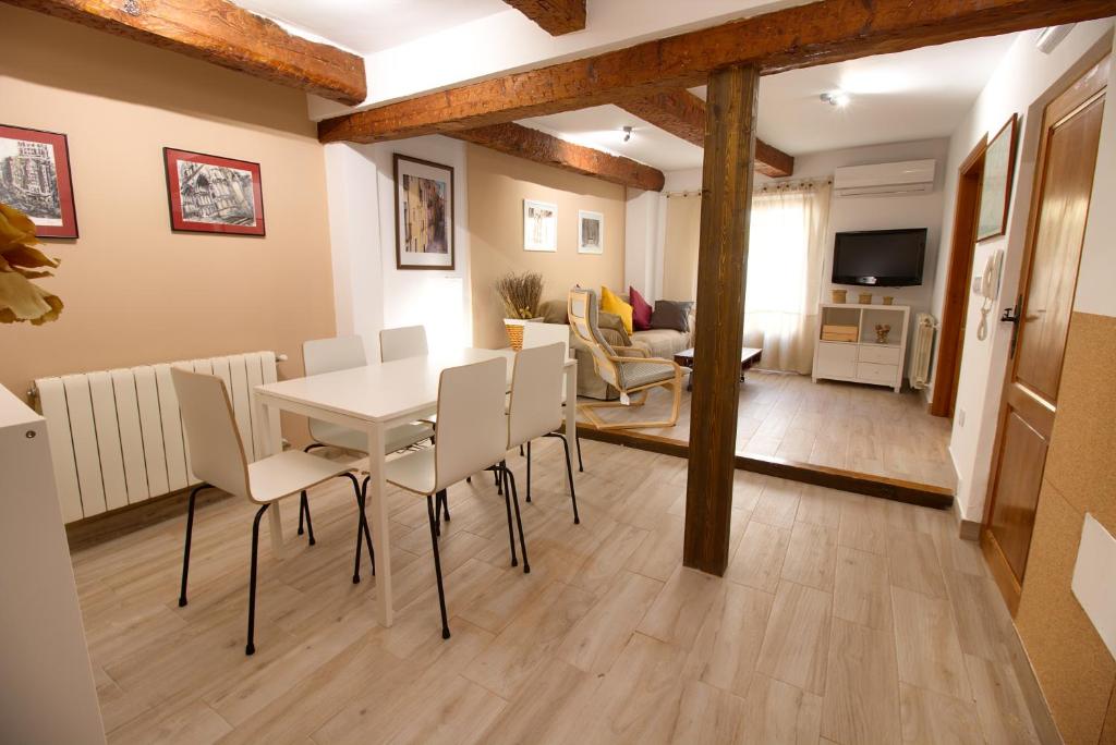 A television and/or entertainment centre at Cuencaloft el balcon de Ali