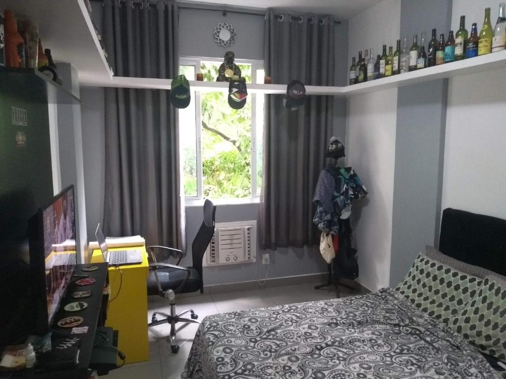 1 dormitorio con cama y ventana en ÓTIMO Apto NA ZONA SUL DO RJ, en Río de Janeiro