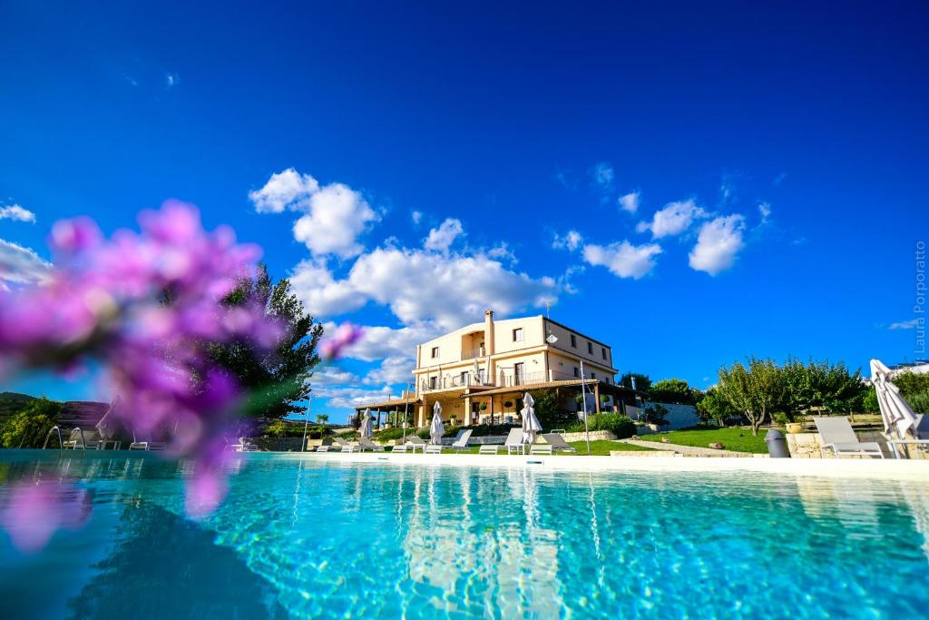 Bazén v ubytování Aruciméli Rural Resort nebo v jeho okolí