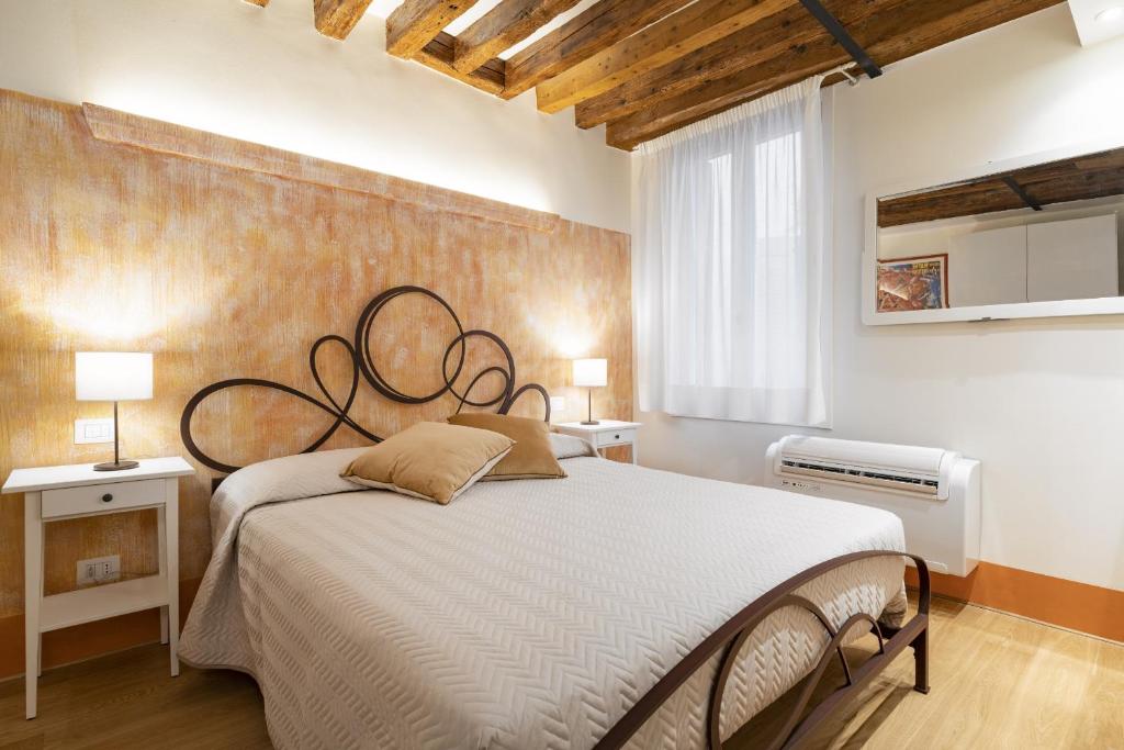 A bed or beds in a room at Rialto Sant'Aponal Prestige by Wonderful Italy