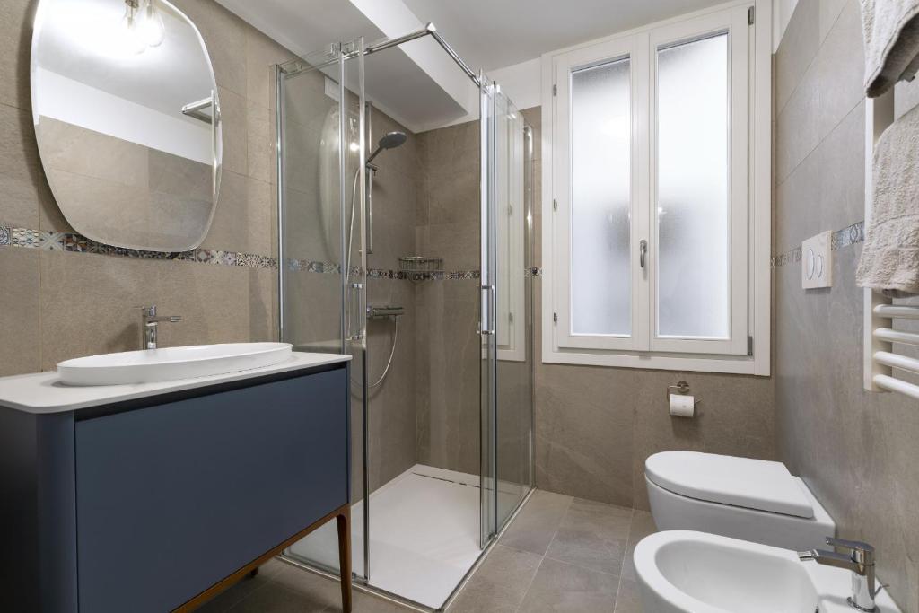 A bathroom at Rialto Sant'Aponal Prestige by Wonderful Italy