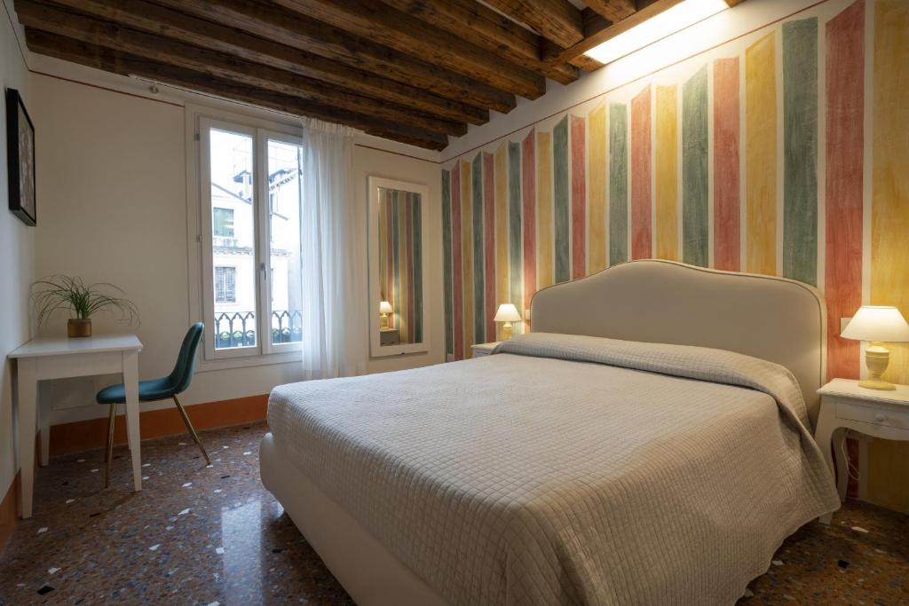 A bed or beds in a room at Rialto Sant'Aponal Prestige by Wonderful Italy