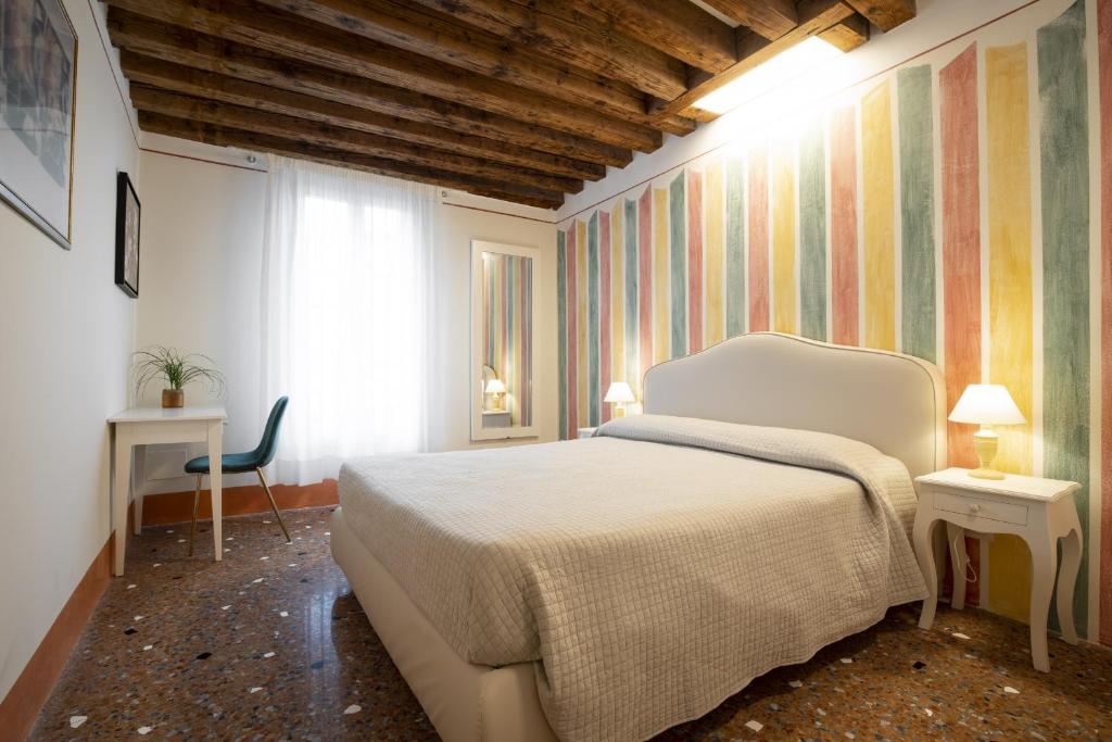 A bed or beds in a room at Rialto Sant'Aponal Prestige by Wonderful Italy