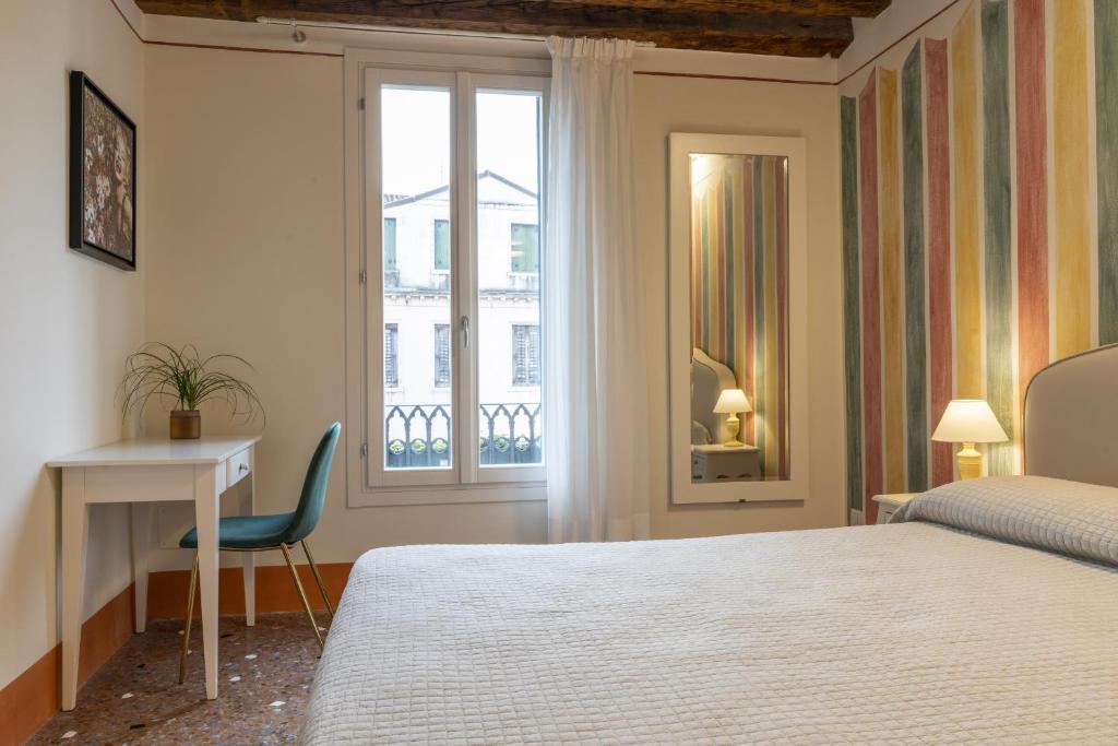 A bed or beds in a room at Rialto Sant'Aponal Prestige by Wonderful Italy