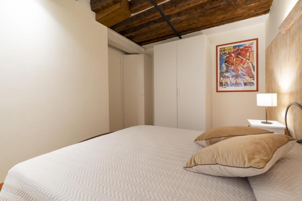 A bed or beds in a room at Rialto Sant'Aponal Prestige by Wonderful Italy