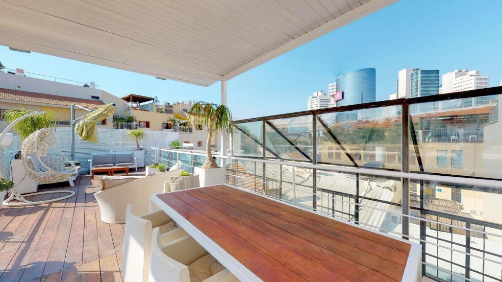 Balcony o terrace sa Bohemian Villa Rooftop in Neve Tzedek by HolyGuest