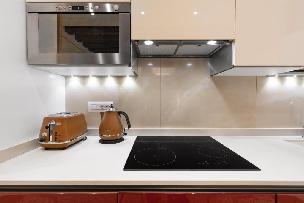 A kitchen or kitchenette at Rialto Sant'Aponal Prestige by Wonderful Italy