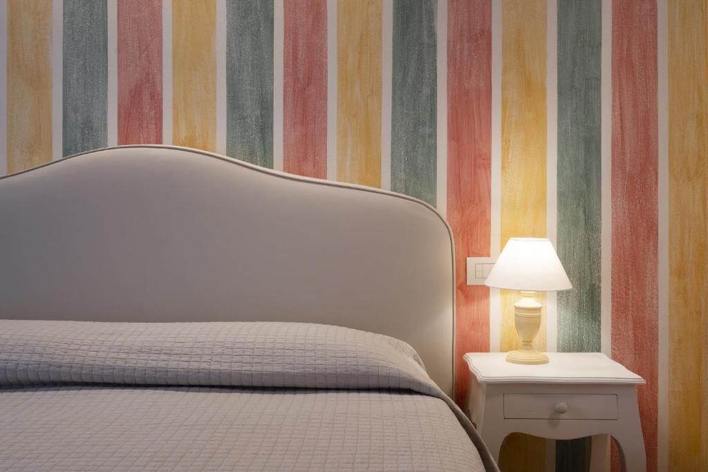 A bed or beds in a room at Rialto Sant'Aponal Prestige by Wonderful Italy