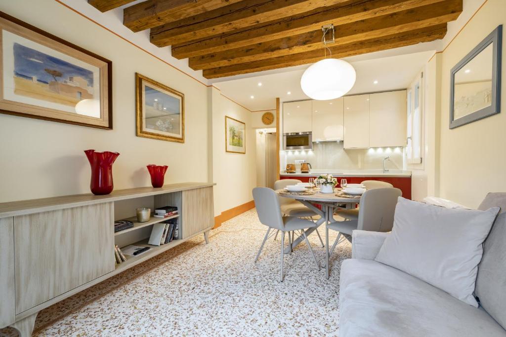 A seating area at Rialto Sant'Aponal Prestige by Wonderful Italy