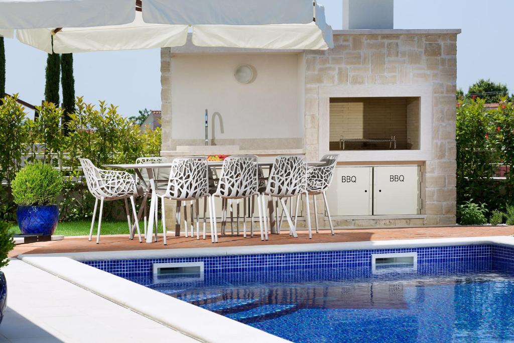 Bazén v ubytovaní Villa Melita by HMZ Villas alebo v jeho blízkosti