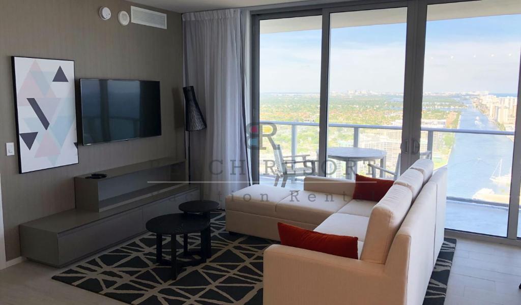 TV a/nebo společenská místnost v ubytování HYDE Beach House Apartments