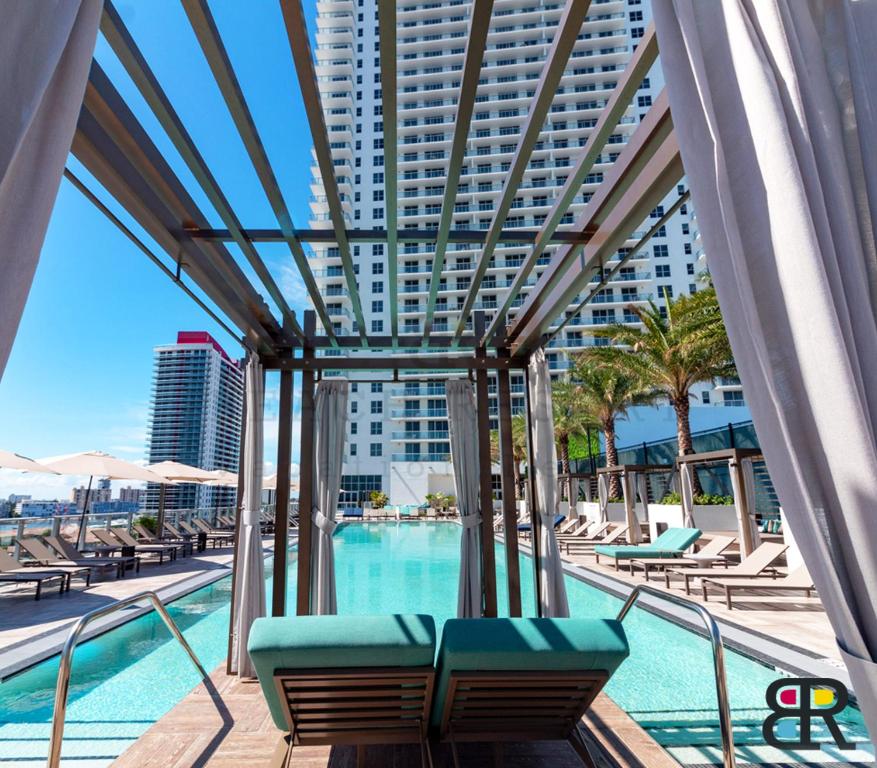Bazén v ubytování HYDE Beach House Apartments nebo v jeho okolí
