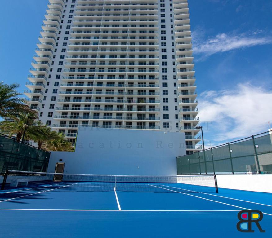 Tenis a/nebo squash v ubytování HYDE Beach House Apartments nebo okolí