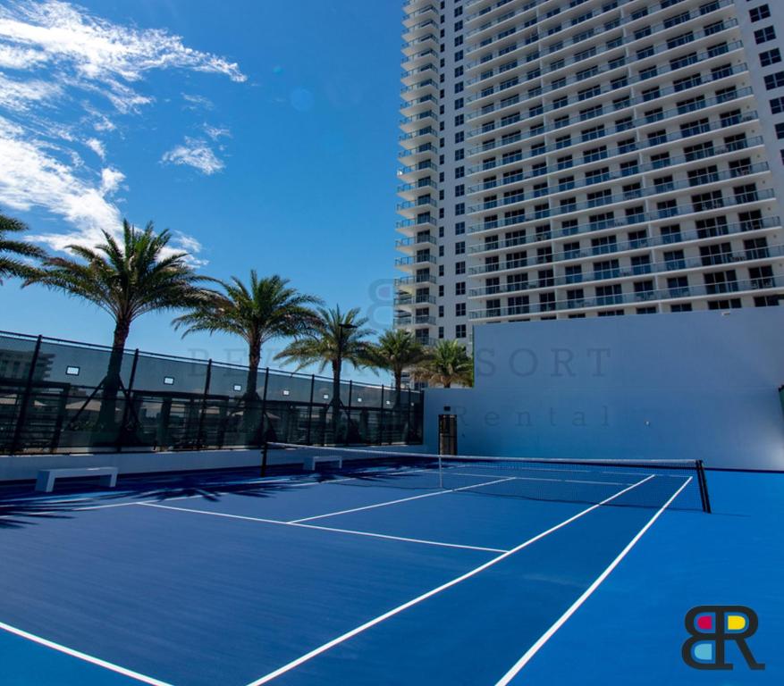 Tenis a/nebo squash v ubytování HYDE Beach House Apartments nebo okolí