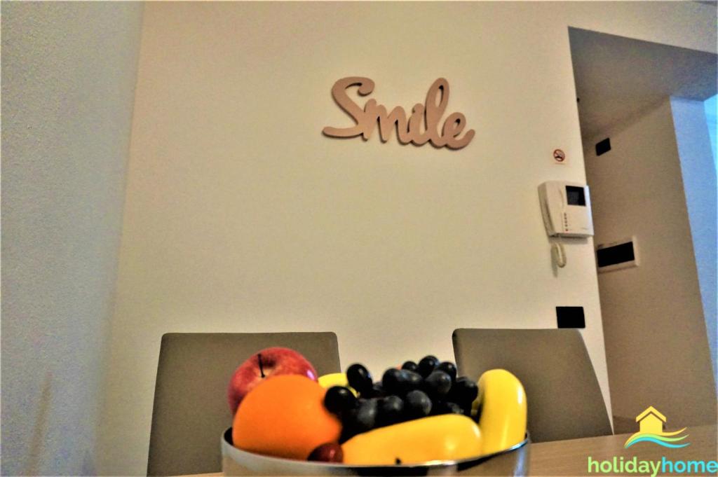 eine Schale mit Obst auf einem Tisch in der Unterkunft Garda Smile in Riva del Garda