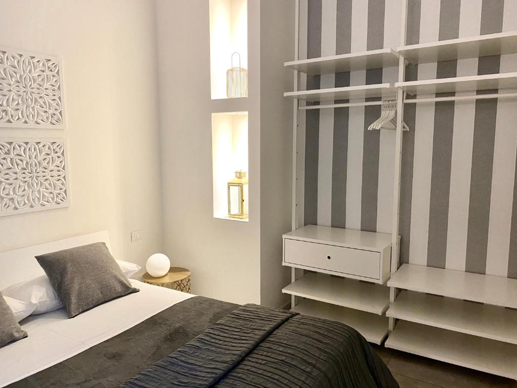 een slaapkamer met een bed en een boekenplank bij FASHION HOUSE ELVIRA 2 in Bergamo