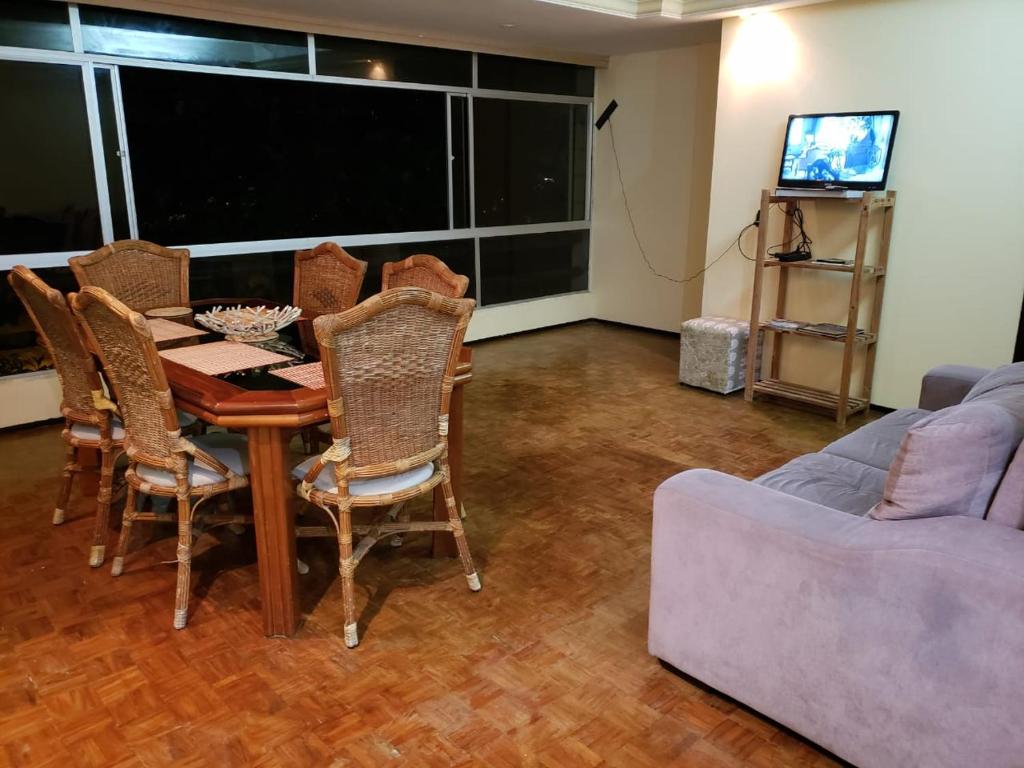  Amplo apartamento na praia do futuro