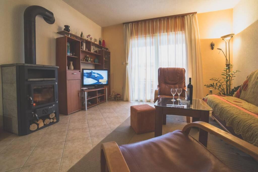 Televízia a/alebo spoločenská miestnosť v ubytovaní Family House Nino
