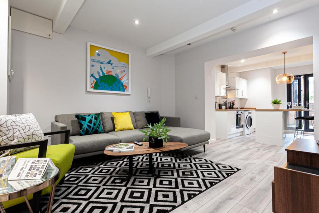 ein Wohnzimmer mit einem Sofa und einem Tisch in der Unterkunft City Haven Preston Apartments in Preston