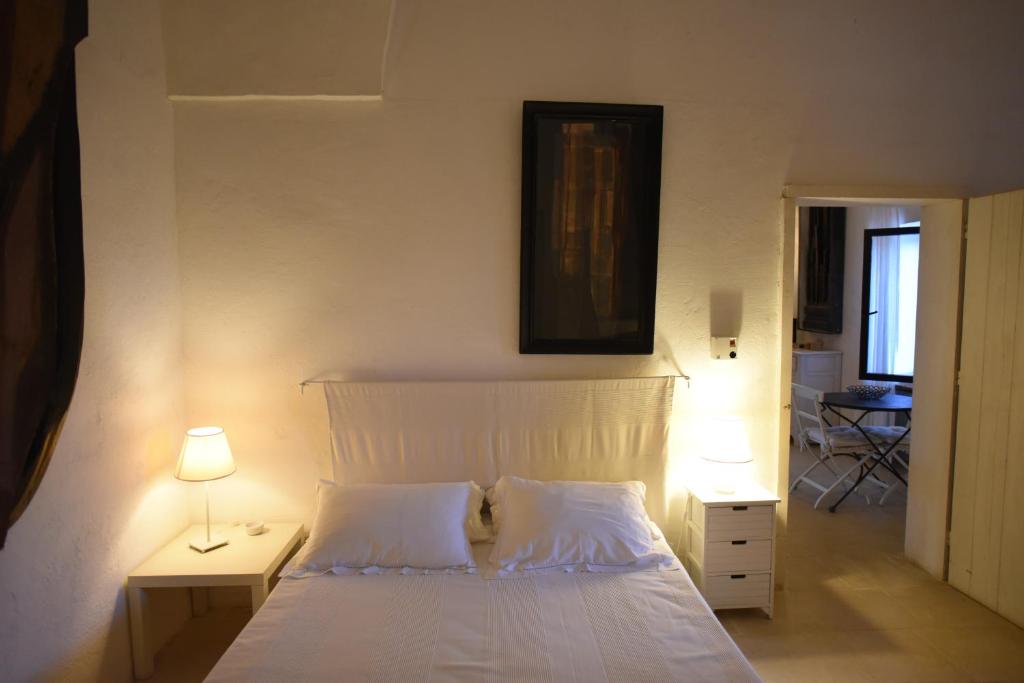 A bed or beds in a room at Masseria Frassaniti